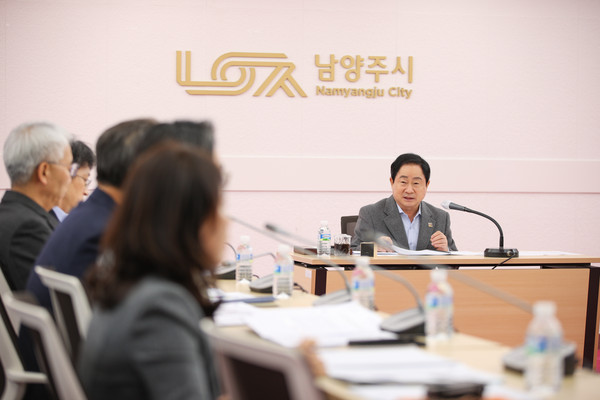 ▲ 주광덕 남양주시장이 주요 업무계획 보고회를 주재하고 있다.