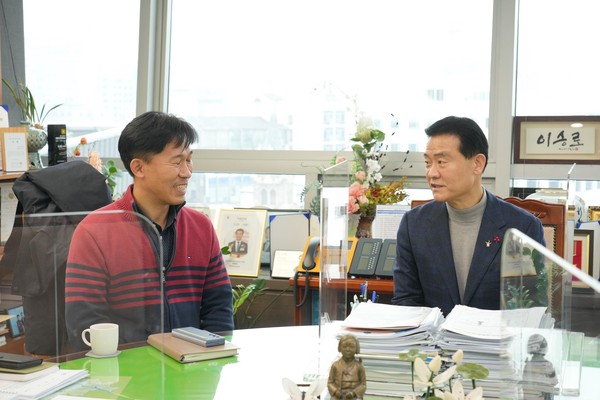 ▲ 공종근 팜양주 대표와 이야기 나누는 이승로 성북구청장.