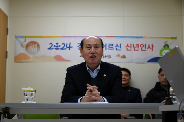 ▲ 박형덕 동두천시장이 어르신 신년 인사회에서 인사말을 하고 있다.