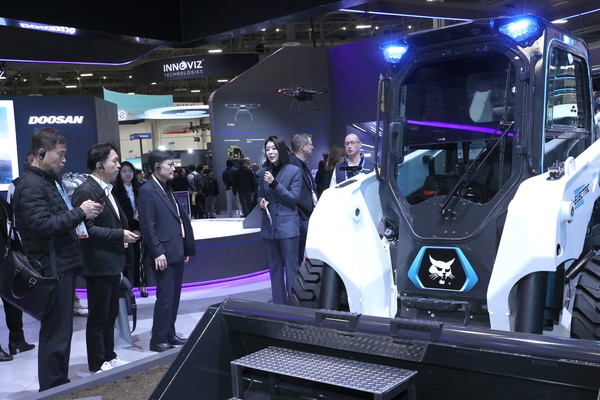 ▲ CES 2024를 살펴보는 고양시 참관단.