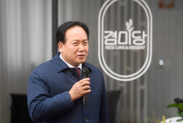 ▲ 이권재 오산시장이 꿈틀가게 겸미당 개업식에서 축사를 하고 있다.