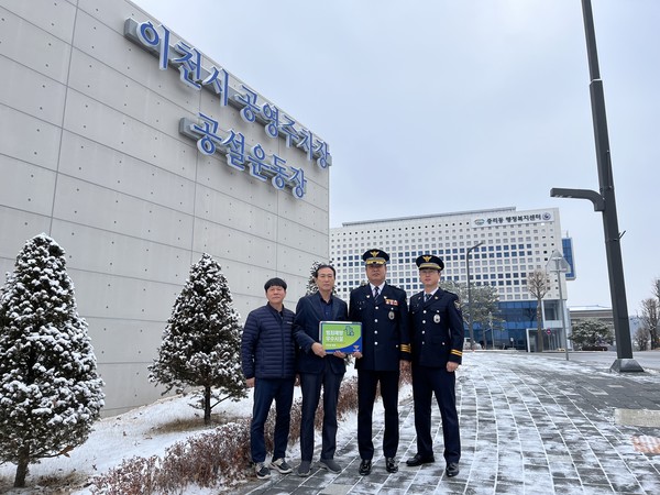 ▲ 공설운동장 공영주차장 범죄예방 우수시설 인증 획득 기념사진.