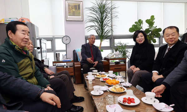 ▲ 노인복지관 방문한 신계용 과천시장(사진 오른쪽부터 두번째).