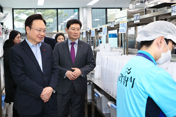 지난 11일 용인지역자활센터 자활사업장을 방문한 보건복지부 조규홍 장관과 이상일 용인특례시장