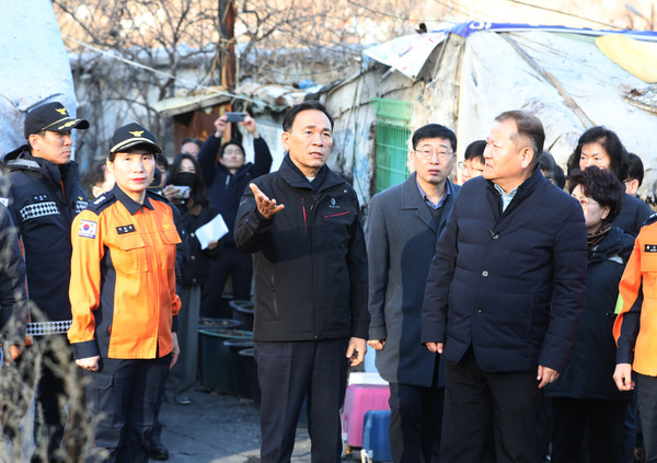 ▲ 구룡마을을 방문한 이상민 행정안전부 장관(오른쪽)에게 화재 예방 대책에 대해 설명하고 있는 조성명 강남구청장(가운데).
