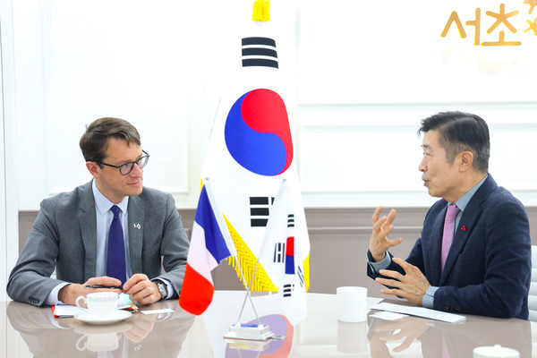 ▲ 전성수 서초구청장이 11일 오후 3시 서초구청을 방문한 필립 베르투 주한 프랑스대사를 접견하고 있다.