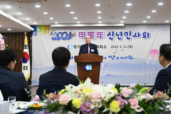 ▲ 박형덕 동두천시장이 경기북부상공회의소 신년 인사회에 참석해 기업인과 소통하고 있다.