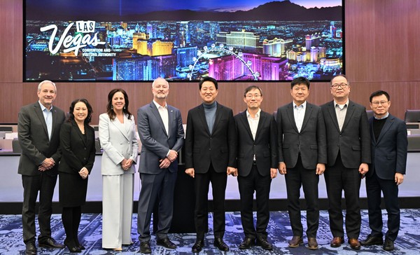 ▲ 오세훈 서울시장이 11일 오전 10시(현지시간) 라스베이거스 관광청을 방문해 스티브 힐 라스베이거스 관광청 대표(사진 왼쪽에서 4번째)와 기념촬영하고 있다.