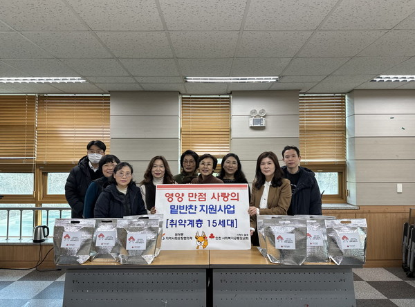 ▲ 원당동 지역사회보장협의체 영양만점 사랑의 밑반찬 지원사업 실시 모습.