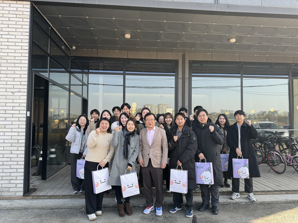 ▲ 이현재 하남시장이 신혼 공무원들과 오찬을 갖고 기념사진을 촬영하고 있다.