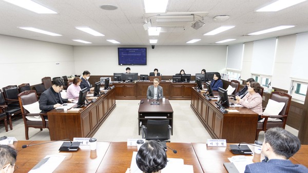 ▲ 안산시의회가 15일 제287회 폐회 중 의회운영위원회를 열어 제288회 임시회 의사일정을 확정했다. 사진은 이날 의회운영위원회 중 한 장면.