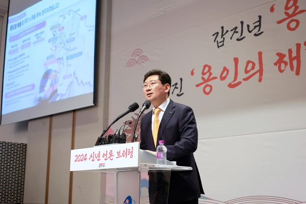 ▲ 이상일 용인특례시장이 지난 10일 신년 언론브피핑을 열고, 시의 반도체 산업 육성을 위한 교통 인프라 확충 계획을 설명하고 있다.