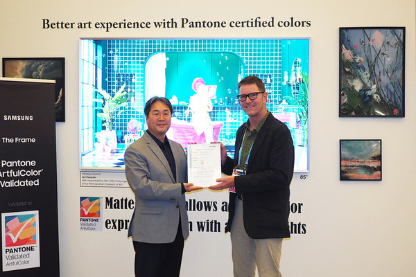 ▲ 삼성전자 영상디스플레이사업부 김용재 부사장(왼쪽)과 이안 파이크 ‘팬톤(PANTONE)’ 상품개발 및 라이선싱 수석 글로벌 총괄(오른쪽)이 ‘팬톤 아트풀컬러 인증’ 인증서 전달식을 가지고 있다. /뉴시스