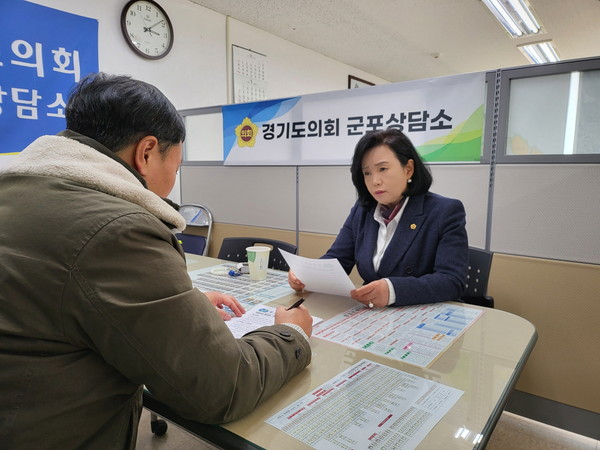 ▲ 정윤경 의원 추진방향 보고 받는 모습.