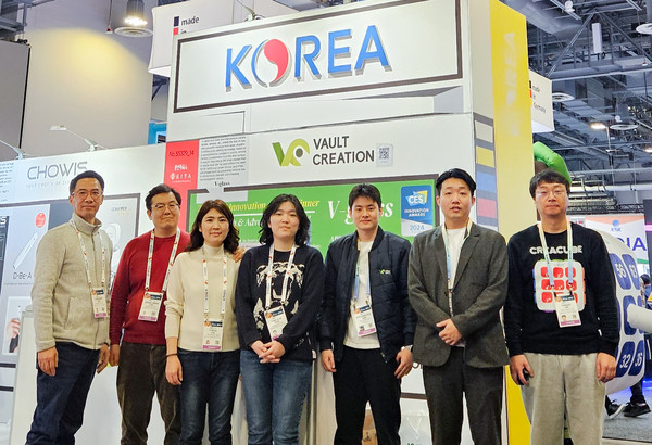 ▲ CES2024 용인특례시 공동관에 참가한 중소기업 관계자들이 기념촬영을 하고 있다.