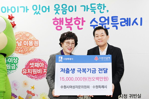 ▲ 이재준 수원특례시장(우)과 김외순 수원시 여성자문위원회 회장(좌).