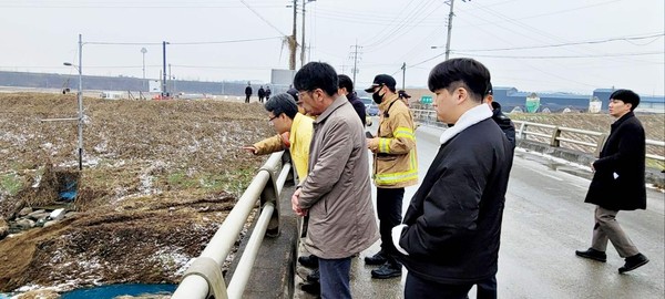 ▲ 평택 하천 수질오염 현장 점검 모습.