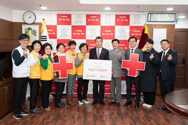 ▲ 강남구의회 의원들과 대한적십자사 강남지사 관계자들이 기념촬영을 하고 있다. (우측에서 5번째 김형대 의장, 4번째 전인수 부의장, 3번째 한윤수 운영위원장, 1번째 황영각 복지도시위원장, 2번째 우종혁 행정재경위원회 부위원장).