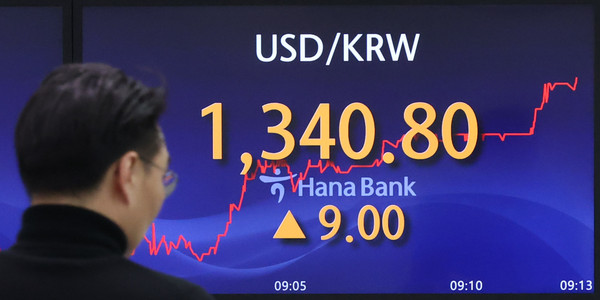 ▲ 서울 중구 하나은행 딜링룸 전광판에 지수가 표시돼 있다. /뉴시스