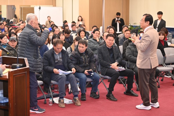 ▲ 이현재 하남시장이 감일동 주민과의 대화를 진행하고 있다.