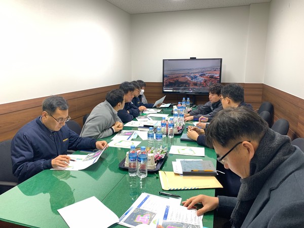 ▲ 여주시 관계자들이 입주 희망업체를 찾아 사전 의견을 청취하고 있다.