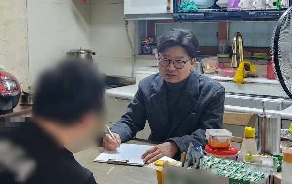 ▲ 광명시 주거복지센터 담당자가 주거복지서비스가 필요한 대상자 가정을 방문해 상담하고 있다.