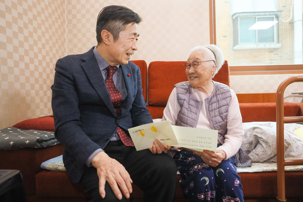 ▲ 지난 17일 전성수 서초구청장이 방배3동 장수어르신 가구를 방문해 어르신께 장수 축하카드와 장수축하금 안내문을 전달하고 설명을 드리고 있다.