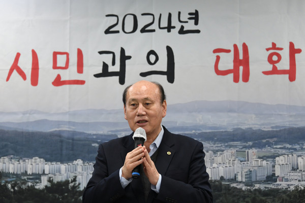▲ 박형덕 동두천시장이 생연2동 행정복지센터에서 개최된 시민과의 대화에서 인사말을 하고 있다.