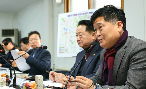▲ 박종효 인천남동구청장이 만수주공 통합 재건축 관련 주민간담회에서 발언하고 있다.