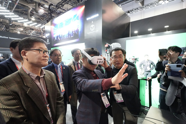 기업혁신과-CES 2024 전시회를 둘러 보고 있는 성남시 대표단