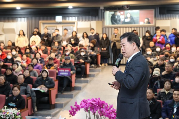 광명2동 시민과의 대화에서 시정을 설명하고 있는 박승원 광명시장