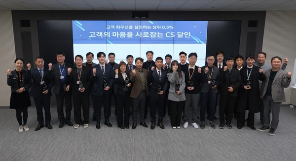 ▲ 삼성전자서비스가 2023년 고객에게 최고의 평가를 받은 서비스 엔지니어 18명을 'CS(고객 만족) 달인'으로 선정했다고 21일 밝혔다. 담당 제품별로 휴대폰 7명, 가전 10명, B2B(기업 대상 서비스) 1명이다. (사진=삼성전자서비스 제공)