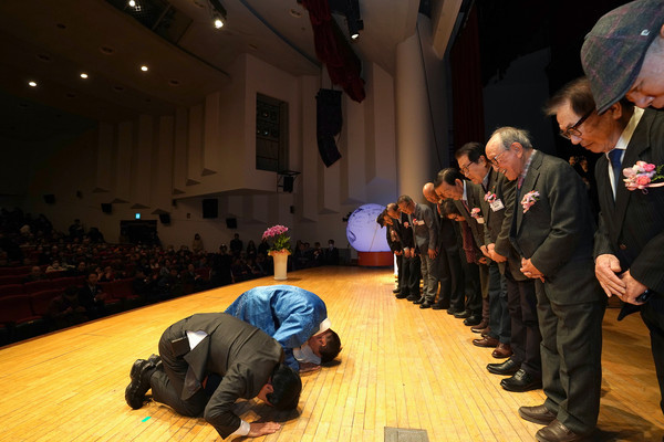 ▲ 이성헌 서대문구청장(왼쪽)과 이동화 서대문구의회 의장이 어르신들에게 큰절을 하고 있다.