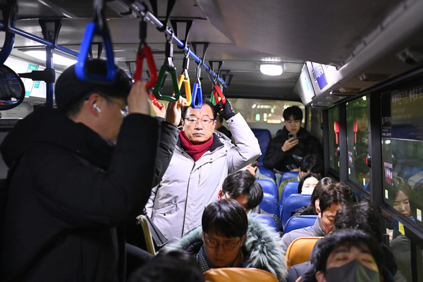 ▲ 이현재 하남시장이 버스를 직접 탑승해 현장 점검을 실시하고 있다.