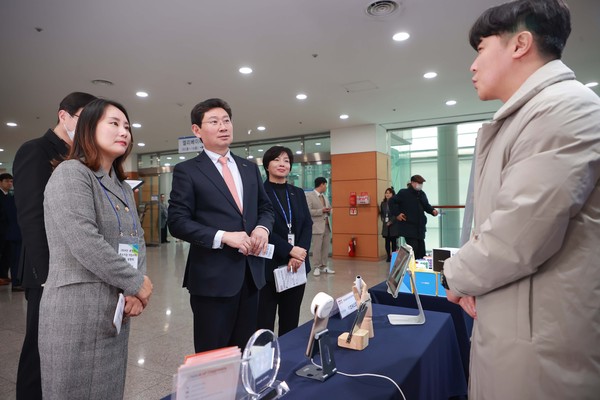 ▲ 중소기업 지원시책 합동 설명회에 참석한 이상일 용인특례시장.