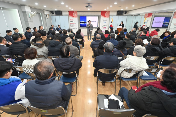 ▲ 이현재 하남시장이 감북동 주민과의 대화를 진행하고 있다.