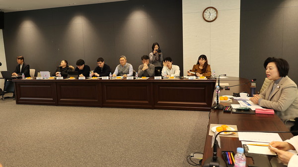 ▲ 신계용 과천시장이 지식정보타운 입주민들과 관련 현안을 논의하고 있다.