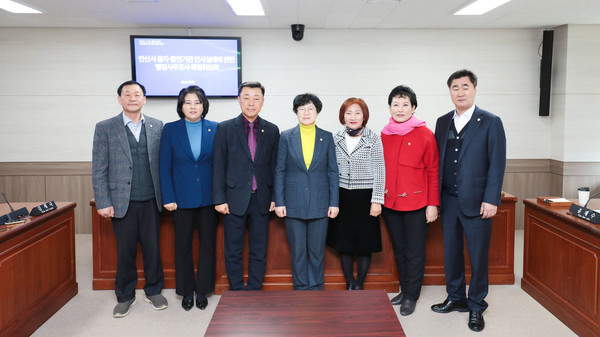 ▲ 22일 구성을 마친 안산시 출자·출연기관 인사실태에 관한 행정사무조사 특별위원회 위원들의 모습. 사진 왼쪽부터 박태순 김진숙 김재국 박은경 현옥순 이진분 유재수 위원.