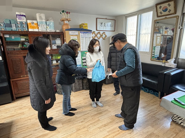 ▲ 부평구 산곡3동 자율방재단이 한파쉼터를 점검하고 있다.