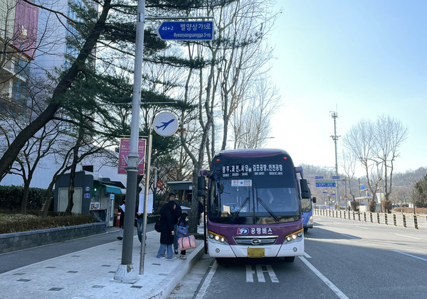 ▲ 정부과천청사 정류소에서 공항버스 8842번을 이용하는 과천 시민들 모습.