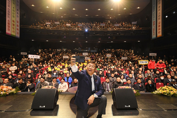 ▲ 신상진 성남시장이 수정구 시민과의 새해 인사회에서 시민들과 소통하고 있다.