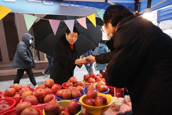 ▲ 작년 설 명절을 앞두고 농수축산물 직거래장터를 찾은 서강석 송파구청장.