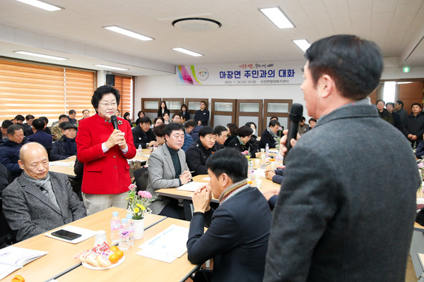 ▲ 김경희 이천시장이 마장면 주민과 소통하고 있다.