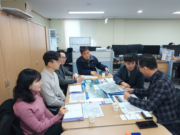 ▲ 고양특례시 관계자들과 김광섭 페어팩스 경제개발청 한국마케팅 대표가 기업유치·경제협력을 논의하고 있다.
