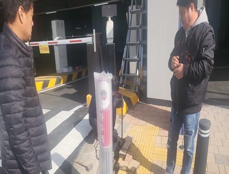 ▲ 미르스타디움 주차장 출구에 출차주의 경광등 설치 점검 모습.
