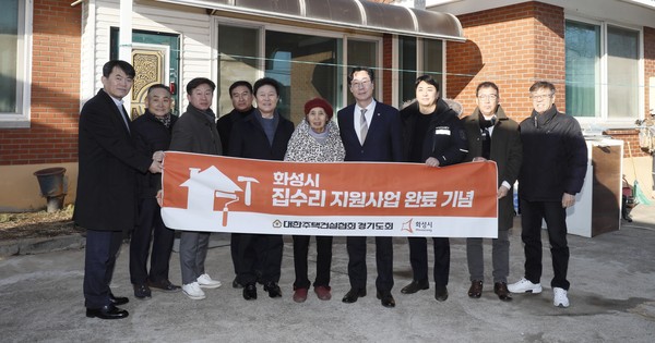 ▲ 정명근 화성시장 집수리 지원 대상가구 방문 모습.
