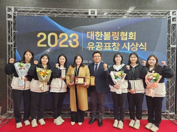 ▲ 평택시청 볼링팀 대한볼링협회 유공 표창 수상 모습.