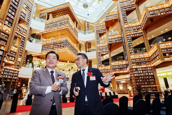▲ 이재준 수원특례시장(좌)이 오픈식에 앞서 신세계프라퍼티 임영록 대표와 이야기를 나누고 있다.