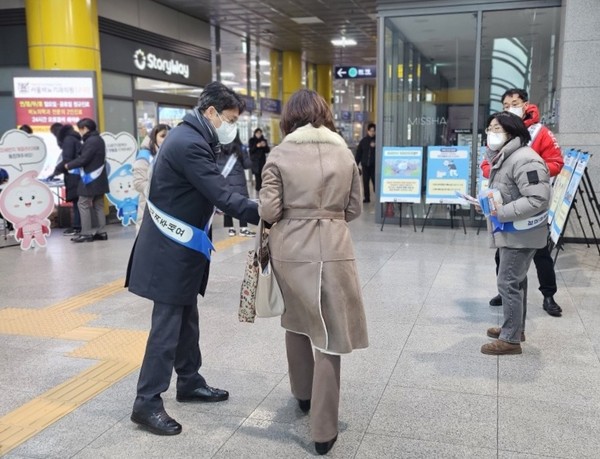 ▲ 홍지선 남양주부시장이 제5차 미세먼지 계절관리제 캠페인을 홍보 하고 있다.