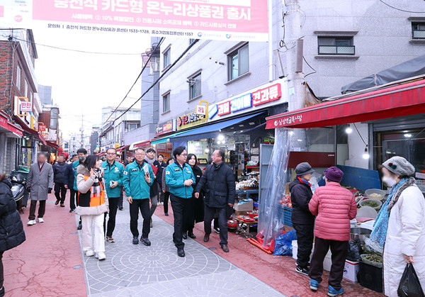 ▲ 박일하 동작구청장이 지난 2일 새해를 맞아 사당동 남성역 골목시장에서 ‘화재 현장점검’을 하고 있다.